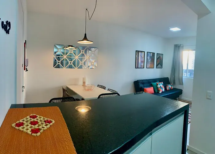 707- Encantador, amplo e decorado, quarto, sala, cozinha, mobiliario moderno, cozinha completa com utensílios, Excelente vista da cidade e localização privelegiada no bairro Bigorrilho